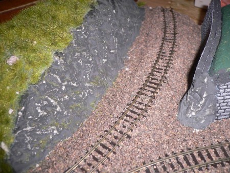 Skála na druhé straně. Ještě je trohu posypaná zbytky trávy. Příjdě očistit a osadit zelní, která na ni patří.